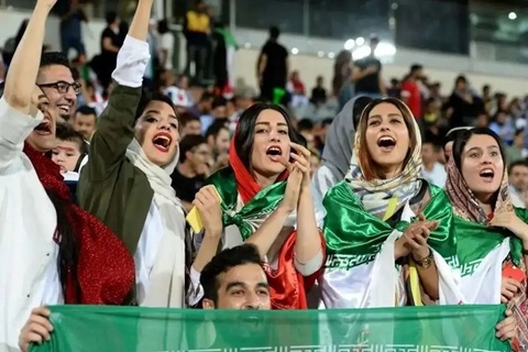 شش سال از خودسوزی دختر آبی گذشت.